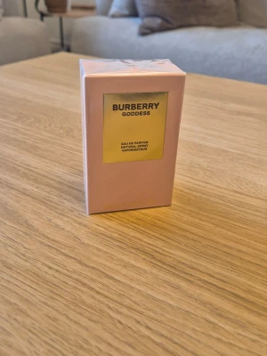 Burberry Goddess EdP 50 ml - Burberry Goddess Eau de Parfum 50 ml köpt på Kicks. Helt ny och oöppnad.