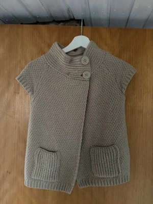 UB kofta  - Jätte söt kofta från urban outfitters. Köpt i London för 600kr i Janurari. 