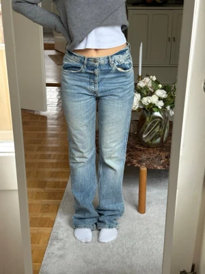 Blå raka jeans med vintagekänsla - Säljer ett par blå raka jeans, lite oversized i strl 38