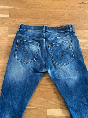 DonDup George Jeans - Riktigt snygga DonDup jeans i storlek W32. Snygga slitningar runt fickor samt under knät (se sista bilden). Priset går att diskutera vid snabb affär! Hör av er om ni har frågor!