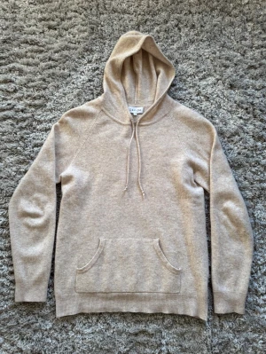 Cashmere hoddie - Cashmere hoddie från Davida| Storlek: S| Skick 8/10| Bara höra av sig vid några frågor eller funderingar. 