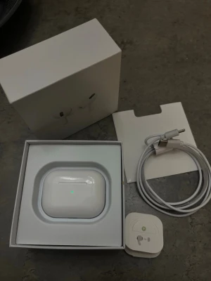 AirPods Pro  - Säljer ett par nya hörlurar , ingår laddare , öronstorlek och den kommer i boxen 