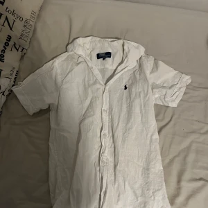 Vit kortärmad skjorta Polo Ralph Lauren - den är använd men är i mycket bra skick, storlek M men passar även S.