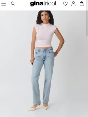 Low waist straight jeans från Gina Tricot - Säljer ett par lågmidjade ljusblå raka jeans från Gina Tricot i storlek 32. Slutsålda på hemsidan, aldrig använda. 
