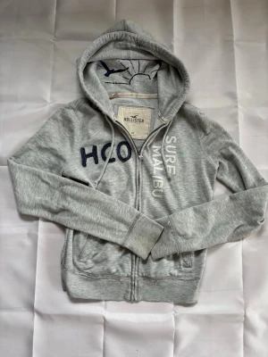 Vintage hollister tröja - En riktigt fet hollister tröja!  Tröjan har ett bra skick dock lite sliten i sömmarna . Skick:8/10 . Pris 599 men kan diskuteras🤩🤩