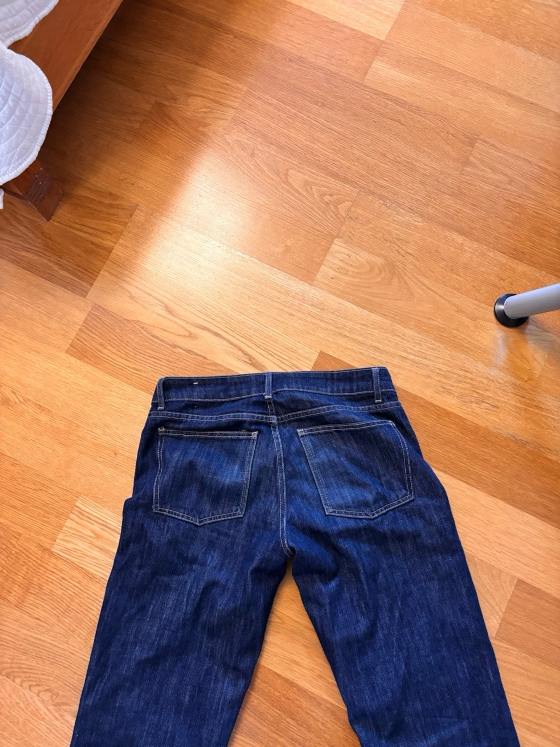 Mörkblå raka jeans med kontrastsömmar - 4