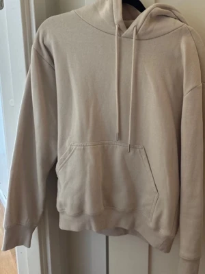 Beige hoodie  - Beige hoodie med snöre 