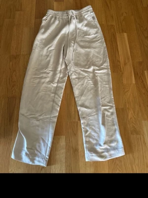Beige mjukisbyxor  - Beiga mjukisbyxor i tunt material med snöre, väldigt skönt material 