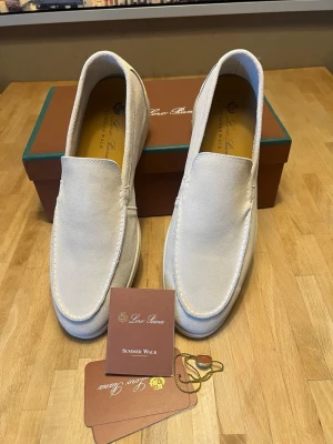Ljusbeige loafers från Loro Piana - Stilrena ljusbeige loafers från Loro Piana i modellen Summer Walk. Skorna är tillverkade i mjukt mockaläder med klassisk slip-on design och diskreta sömmar. Perfekta för en avslappnad men ändå uppklädd look.