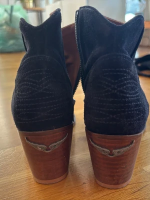 Marinblå boots/ klackar från Zadig & Voltaire  - Jätte fina skor från Zadig och Voltaire i storlek 39. 