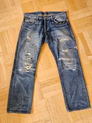 Blå slitna jeans med patchwork - Säljer ett par blå jeans från Ralph Lauren Jeansen har raka ben, klassisk femficksmodell och unika broderade detaljer vid fickan ✨️ Skriv om du har frågor eller funderingar! 