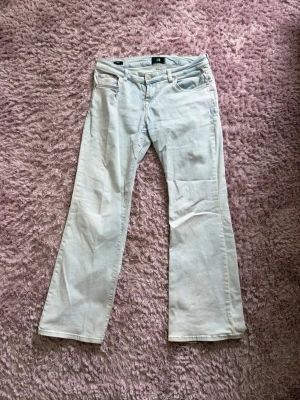 Ljusblå bootcut jeans från LTB - Säljer ett par ljusblå bootcut jeans från LTB, modell Roxy. Jeansen har klassisk femficksdesign, normal midja och är tillverkade i mjuk denim. Perfekta för dig som gillar en avslappnad och trendig stil. Slitningar längst ner, annars gott skick!