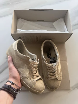 Golden Goose skor - Beiga golden goose superstars i storlek 43 fint skick. Boxen ingår, kom vid funderingar, är öppen till prisförslag!