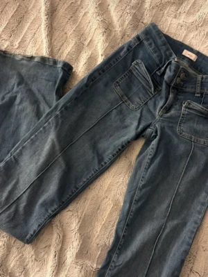 Blå jeans med fickor från Nelly - Annvända men i bra skick, storlek 32 och är även uppsydda noggrant o fint så passar nån runt 1,57. Finns en fläck som säkert går att behandla med rätt medel men tycke rinte att det syns så mycke, de är en lite mer mörk blåare färg än på bilden men är bara ljuset