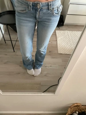 Ljusblå bootcut jeans Gina Tricot - Säljer ett par ljusblå bootcut jeans från Gina Tricot. Jeansen har få defekter som inte syns vid använding💗