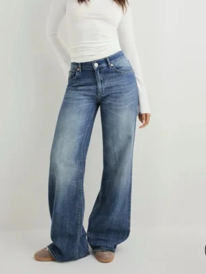 Nelly loose flare jeans  - Nelly loose flare jeans, otroligt snygga, köpta för 700🩷strl xs