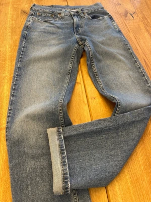 Levi’s 514 Jeans (W28 L32) 🇯🇵 - Levi’s 514 Jeans (W28 L32) 🇯🇵 Heavily faded light wash with pale blue tones, strong whiskering & natural creasing throughout • Signature arcuate stitching, red tab & copper rivets • Straight fit, clean silhouette • Neat hem with white contrast stitching • “Water<Less” tagged, Japanese-market details Great condition with rich vintage patina  Feel free to ask for more details! (3)