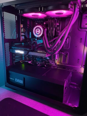 Monster Dator - Hej, Jag säljer nu min riktigt starka dator som klarar alla spel utan problem 😊, Datorn är köpt från Elgiganten( PCspecialist Fusion R7)  Specsen kommer nedan: • AMD Ryzen 7 5800X 8-Core Processor • NVIDIA GeForce RTX 3070 8GB • 32GB DDR4 RAM • 2.29TB lagring • Windows 11 nedladdat  Ursprunglig modell från Elgiganten:https://www.elgiganten.se/product/gaming/gaming-pc/stationar-gamingdator/pcspecialist-fusion-r7s-r7-51625123070-stationar-dator-gaming/207745 (Obs har köpt till 16 GB ram) 