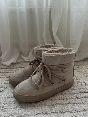 Beiga boots - Beiga boots. Använda fåtal gånger. St 40 men passar även 39. 