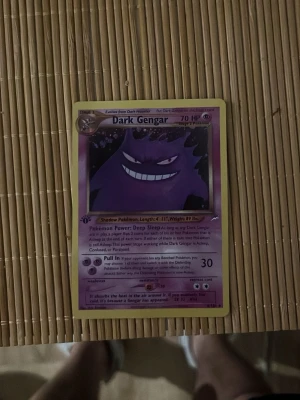 Pokémonkort Dark Gengar - Only hand delivery Nederland Zeist areaSamlarobjekt! Ett original Pokémonkort av Dark Gengar från Team Rocket Returns-serien. Kortet har lila och gul ram, med Gengar i mörka nyanser och text på engelska. Perfekt för dig som älskar Pokémon och vill utöka din samling.