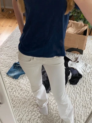 Mörkblå basic t-shirt - En enkel mörkblå t-shirt med rund hals och korta ärmar. Modellen är rak och passar perfekt till jeans eller kjol. T-shirten är tillverkad i mjuk bomull som känns skön mot huden.