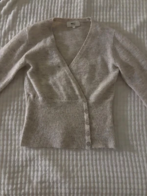 Beige omlottkofta med knappar -  Jag sa tröja från Gina Tricot köpte för ca 500 kr. Använd max två gånger på grund av att den inte passar. Slutsåld I alla storlekar