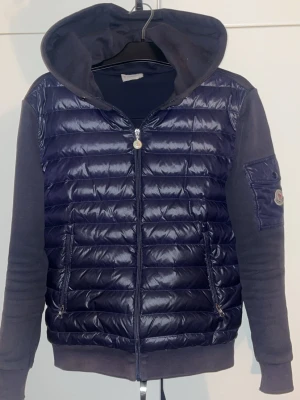 Mörkblå pufferjacka med huva Moncler - Vid snabbaffär kan priset sänkas till 1000kr!
