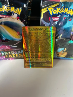 Mega Zygarde EX Pokémonkort holo - Säljer ett sällsynt Mega Zygarde EX Pokémonkort med holografisk yta. Kortet har guldfärgad design och coola detaljer, perfekt för samlare eller Pokémonfans. Kortet är officiellt Pokémon Trading Card Game-material.