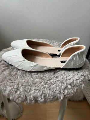 Ballerina skor  - Perfekta till skolavslutning och sommaren!! Aldrig använda, säljer då eftersom de inte passar mig 🤗De är vita med lite glitter 