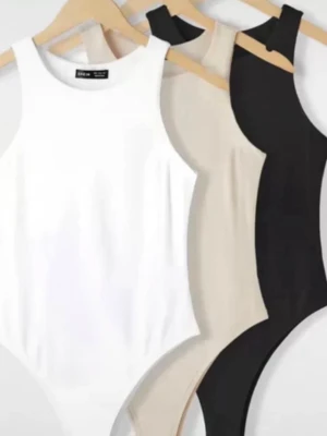 3-pack bodysuits från SHEIN - Säljer ett 3-pack bodysuits från SHEIN i färgerna vit, beige och svart. Modellen har breda axelband och rund halsringning. Tillverkade i mjukt och stretchigt material som sitter skönt mot kroppen. Perfekt att styla med jeans eller kjol. Vid fler bilder skriv🥰