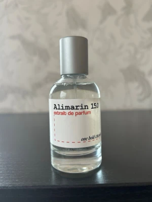 Alimarin 15.0 extrait de parfum - Alimarin 15.0 extrait de parfum från one bold chemist. Flaskan är genomskinlig med en stilren silverfärgad kork och vit etikett med svart och röd text. Parfymen har en modern och minimalistisk design, perfekt för dig som gillar unika dofter. Doften är inspirerad av Afternoon Swim. Säljer då jag har för många parfymer.
