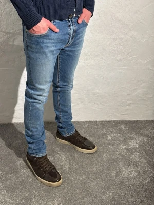 Jacob Cohen Jeans - Hej! Säljer nu dessa väldigt snygga och eftertraktade Jacob Cohen jeans! Jeansen är i modell 711 som motsvarar slim fit passformen. Jeansen passar perfekt nu till vinter och vår. Storlek 30 Nypris: 6000 kr Säljs för: 599 kr 