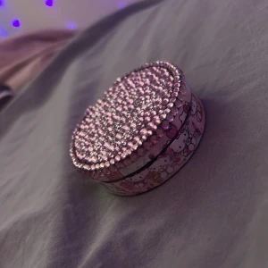 Hello Kitty snusdosa - älskar den här dosan! den är helt nygjord och priset går att diskutera.