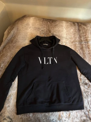 Valentino  hoodie - Säljer min valentino hoodie som ej används längre. Size L men passar bra i M 