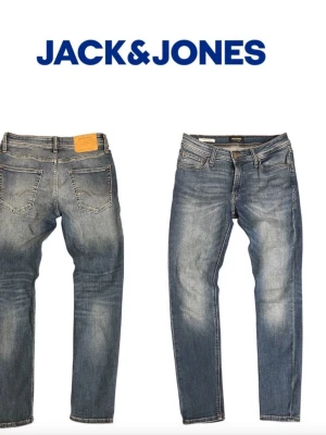 Blå jeans från Jack & Jones - Snygga blå jeans från Jack & Jones med klassisk femficksdesign och raka ben. Jeansen har en lätt tvättad look med slitningar. Skick 9/10 inga hål eller defekter hör av dig vid fundering 