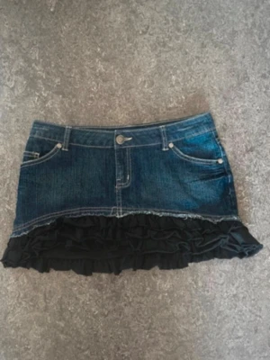 Jeanskjol med volang - Strl xs