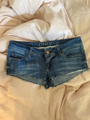 Blå jeansshorts från ONLY - Snygga jeansshorts från Only. Shortsen är i storlek 27. Super snygga till sommaren!🥰