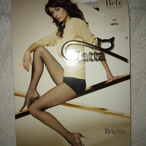 HELT NYA OANVÄNDA svarta nätstrumpbyxor / fishnet / strumpbyxor / tights, Brigitte, XS-S  - HELT NYA OANVÄNDA svarta nätstrumpbyxor/sk fishnet-strumpbyxor, från Gatta, modell Brigitte. Strumpbyxorna har ett klassiskt kabaretmönster och är tillverkade av 82% polyamid och 18% elastan (lycra) för en skön och stretchig passform. Perfekt för dig som vill ha en edgy och trendig look. XS-S. Felfria. Skyltdockan visar ungefär hur de ser ut på.