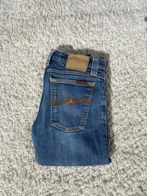 Nudie jeans ( Tight Long ) - Riktigt schyssta Nudi jeans modell : Tight Long SLIM/ Storlek W28/L32 skriv direkt vid funeringar!