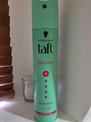 Schwarzkopf Taft Volume Hårspray - Hårspray från Schwarzkopf Taft Volume med styrka 5, speciellt framtagen för fint hår. Ger volym och stadga utan att tynga ner. Sprayen har en smal, hög cylinderformad flaska och rymmer 250 ml .🌸 Ca hälften kvar. Kika gärna på mina andra annonser! Jag säljer även ett lyxigt värmeskydd från Maria Nila. Skapa en bundle direkt i appen så sparar du in på frakten och får båda produkterna i samma paket!🌸