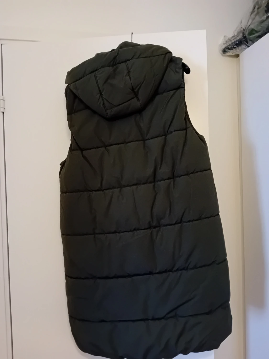 Lång mörkgrön dunväst med huva - 1