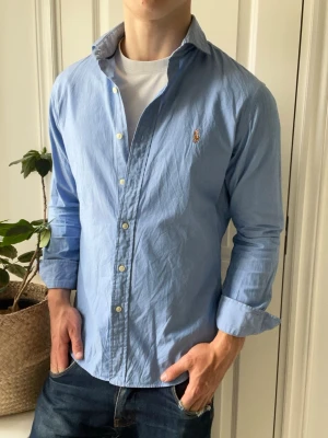 Ralph lauren skjorta  - Ralph lauren skjorta, lite tunnare material. Går inte att spänna på kragen, Inga defekter! Modellen i bilderna är 180 cm 75 kg och bär Storlek M , Kom med frågor! 🌟 (Kan gå ned i pris vid köp av paket 😉) 