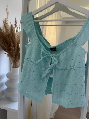 Ljusblå linnetopp  - Supersöt ljusblå linnetopp från Gina Tricot. Toppen är ärmlös och har en luftig, croppad passform som passar perfekt till sommaren. Toppen är i storlek XS, aldrig använd med prislapp kvar.