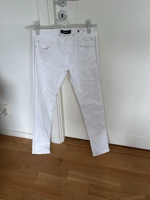 Vita skinny jeans från Replay - Snygga vita skinny jeans från Replay, modell Luz. Jeansen har klassisk femficksdesign, låg midja och smal passform. Perfekta för dig som gillar en stilren och fräsch look. Materialet är mjukt och stretchigt för extra komfort.
