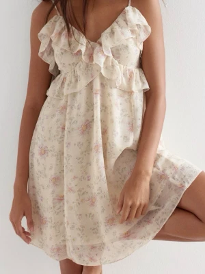 Populär blommig klänning ifrån H&M - Jättefin sommarklänning ifrån hm med blommor 🥰 Aldrig använd med prislapp kvar och helt slutsåld online!