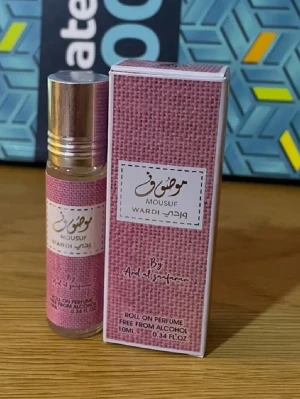 Mousuf Wardi roll-on parfym 10ml - Mousuf Wardi roll-on parfym från Ard Al Zaafaran. Kommer i en liten glasflaska med silvrig skruvkork och rosa etikett. Parfymen är alkoholfri och rymmer 10 ml. Levereras i matchande rosa kartong.