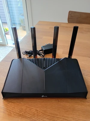 TP-Link GE230 BE3600 Gaming WiFi 7 AI Mesh - Fullt fungerande Gaming och premium WiFi 7 router som ger dig extrema hastigheter (3600 Mpbs) och all den nyaste AI-tekniken. Gott använt skick enligt bilder.  Fås med original strömadapter och smidig app. Se specifikationer längst ned.  Nypris: 2000 SEK Mitt pris: 989 SEK  Skriv vid frågor och se gärna mina andra annonser! Skapar gärna deals och paketpriser för just dina behov!   Skickas snabbt och spårbart med alla möjliga fraktsätt.  BE3600 Dual-Band Wi-Fi 7 Gaming Router Blixtrande Snabbt Ga