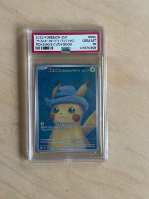 Pokémonkort Pikachu x Van Gogh -  Unikt samlarkort från Pokémon x Van Gogh-kollektionen, med Pikachu i grå filt-hatt. Kortet är graderat av PSA till GEM MT 10 och ligger i skyddande plastfodral. Perfekt för samlare som gillar både Pokémon och konst.