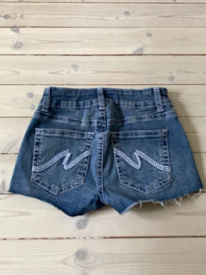 Blå jeansshorts från Nelly - Snygga blå jeansshorts från Nelly som jag aldrig har använt. Originalpriset är 499kr. Perfekt nu inför sommaren💕☀️