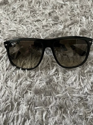 Ray-Ban Boyfriend solglasögon  - Säljer ett par sköna RB4147 solglasögon! | Fint skick men har en lite större repa på vänstra glaset, syns knappast vid användning och påverkar heller inte synfältet men finns där! Annars i jätte gott skick. | Den mindre storlek. | Skickar med i ett fodral. | Ställ gärna frågor!